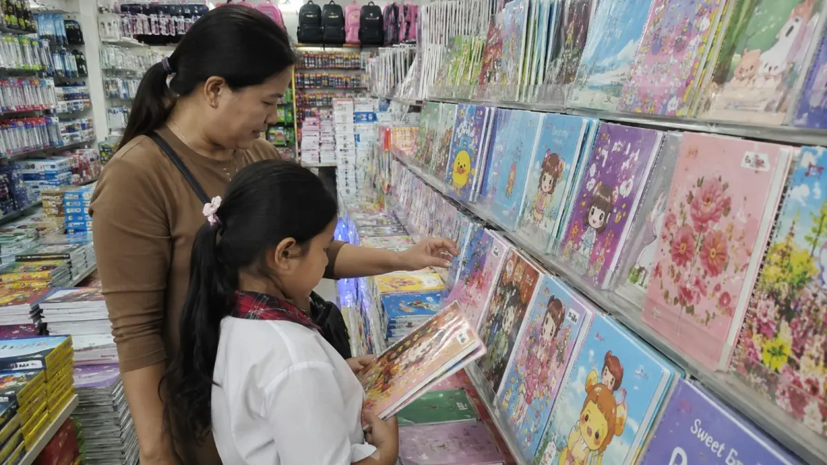 Menjelang tahun ajaran baru, pelajar mulai memilih buku tulis dengan berbagai desain sampul sesuai selera untuk menunjang kegiatan belajar di sekolah. (ChatGPT)