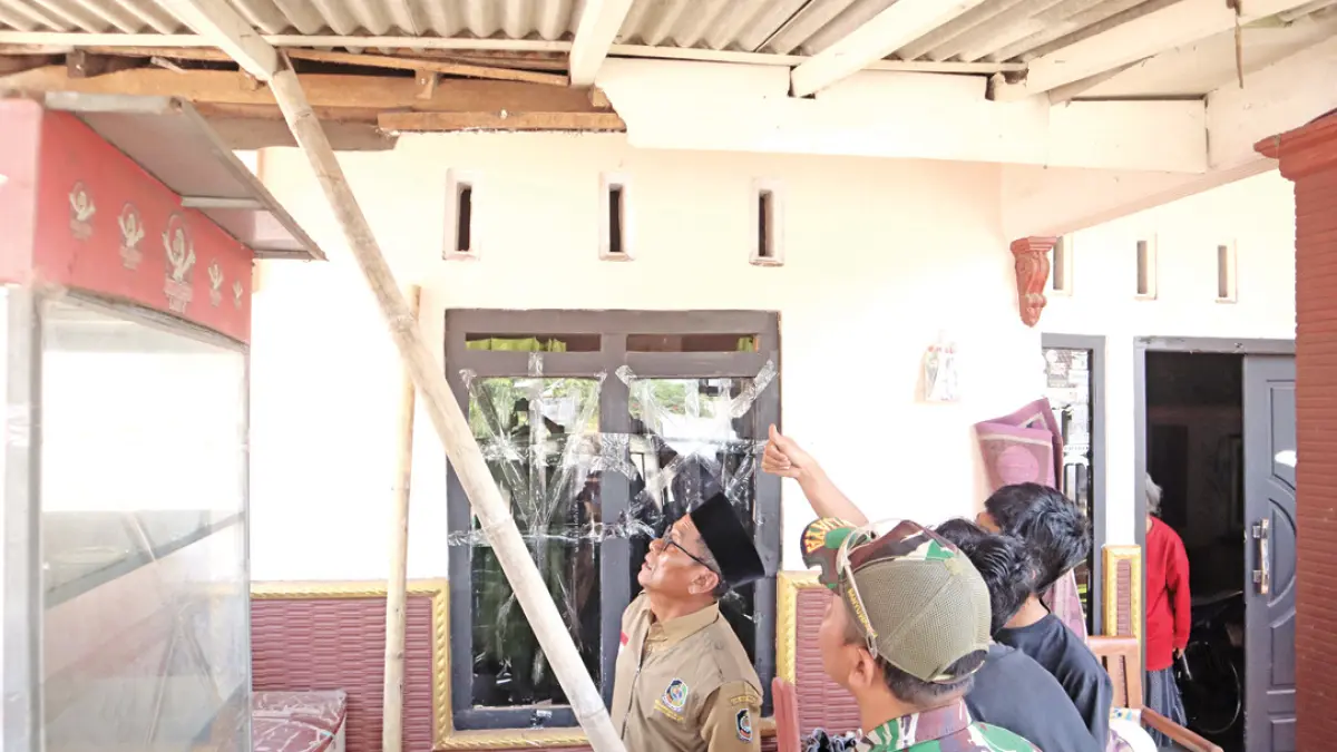 Panitia HUT ke-81 Kemerdekaan RI Kecamatan Genteng meninjau rumah warga yang mengalami kerusakan minor akibat dentuman sound horeg di Desa Gentengwetan, Kecamatan Genteng, Senin (31/8). (Salis Ali/Radar Banyuwangi)