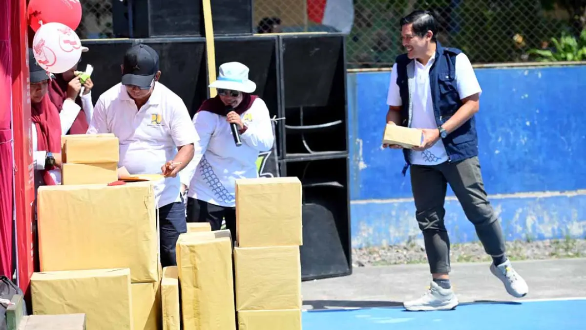 Pembagian doorprize dalam kegiatan Gebyar Merah Putih di lingkungan Korsda Banyuwangi, Senin pagi (31/8). (Ramada Kusuma/Radar Banyuwangi)