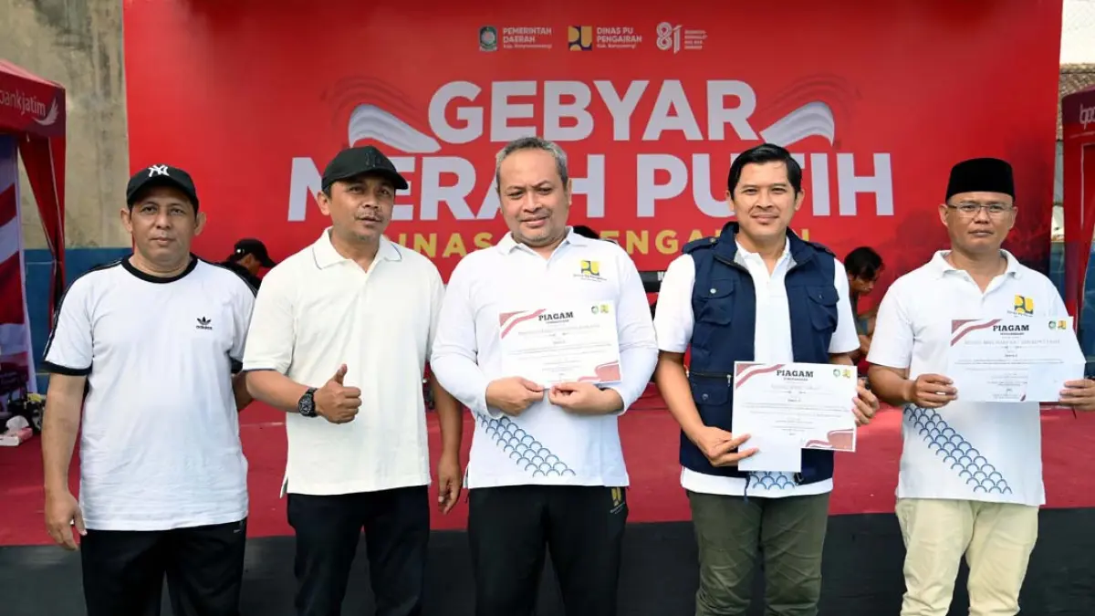 Pemenang lomba ruang bersih dalam rangka Gebyar Merah Putih PU Pengairan Banyuwangi, Senin pagi (31/8). (Ramada Kusuma/Radar Banyuwangi)