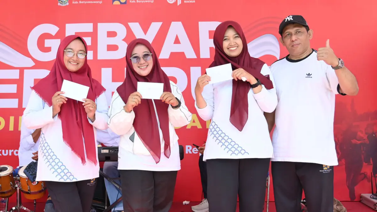 Pemenang lomba sarung terbang dalam rangka Gebyar Merah Putih PU Pengairan Banyuwangi, Senin pagi (31/8). (Ramada Kusuma/Radar Banyuwangi)