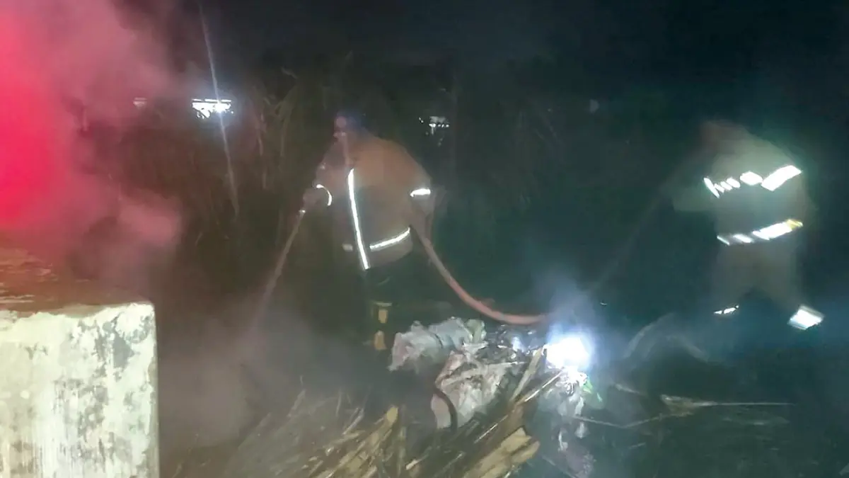 Petugas Damkarmat menangani kebakaran yang melanda bangunan semi permanen di Desa Sumberberas, Kecamatan Muncar, Senin malam (31/8). (Damkarmat Banyuwangi)