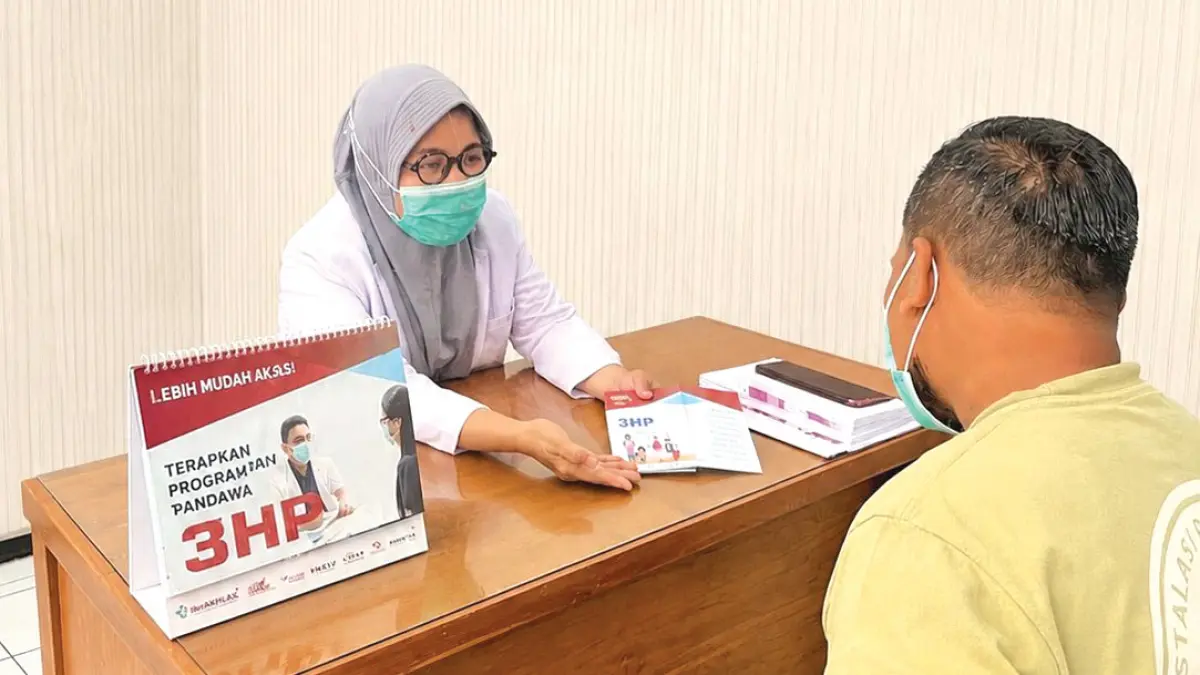 PROFESIONAL: Petugas medis RSUD Blambangan melayani konseling dan pemeriksaan HIV secara aman dan rahasia. (Foto: Putri RSUD Blambangan)