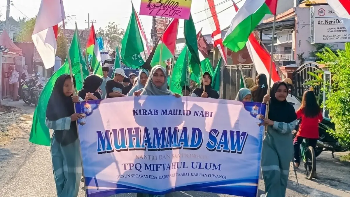 Remaja dan warga Kampung Secawan terlibat dalam persiapan Festival Kembang Endog sebagai bagian dari upaya menjaga tradisi lokal. (Toha/Radar Banyuwangi)