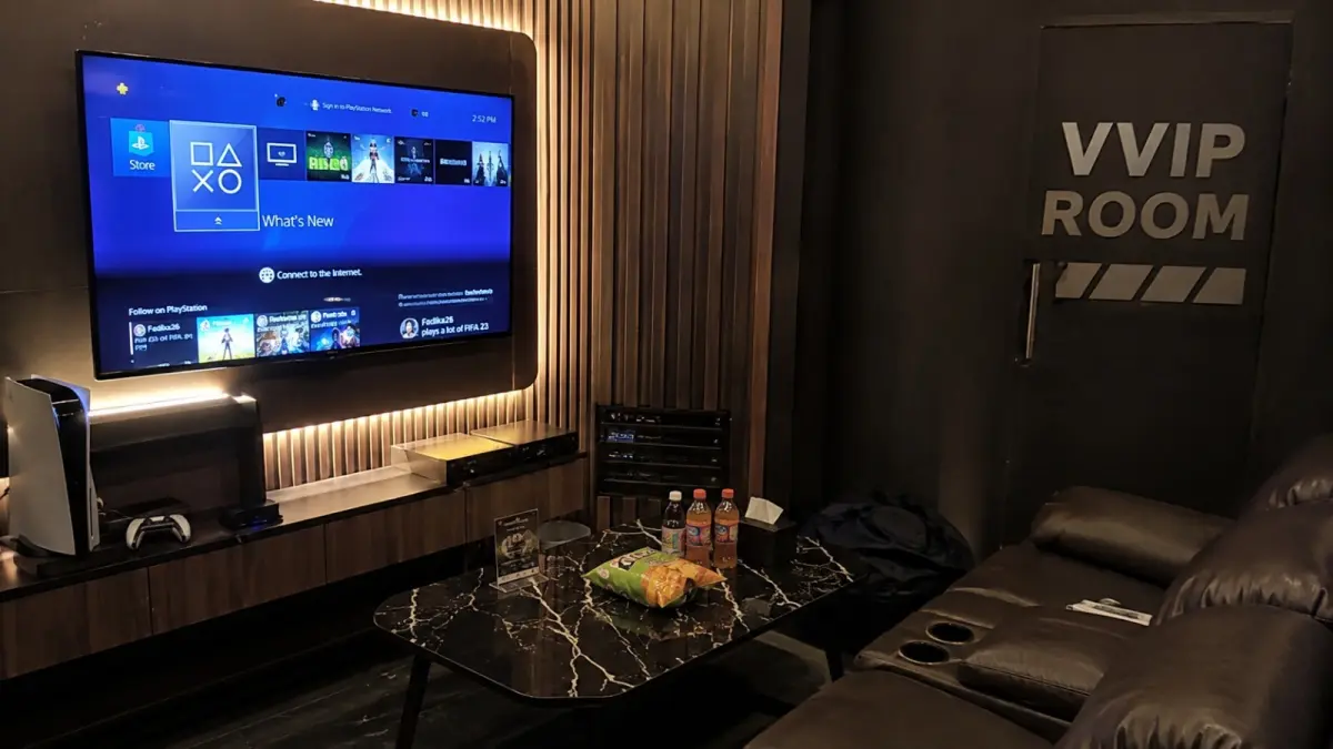 Ruang VVIP di rental PlayStation menawarkan pilihan hiburan yang lebih beragam, mulai dari bermain game hingga menikmati film dan serial bersama teman. (ChatGPT)
