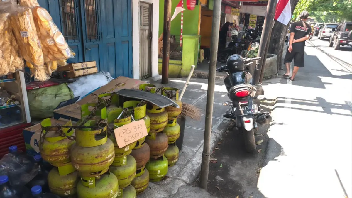 STOK LANGKA: Gas elpiji ukuran 3 kilogram yang dijual di sejumlah toko kelontong di Rogojampi tinggal tabungnya saja, Minggu (31/8). (Zamrozi Wahyu/Radar Banyuwangi)