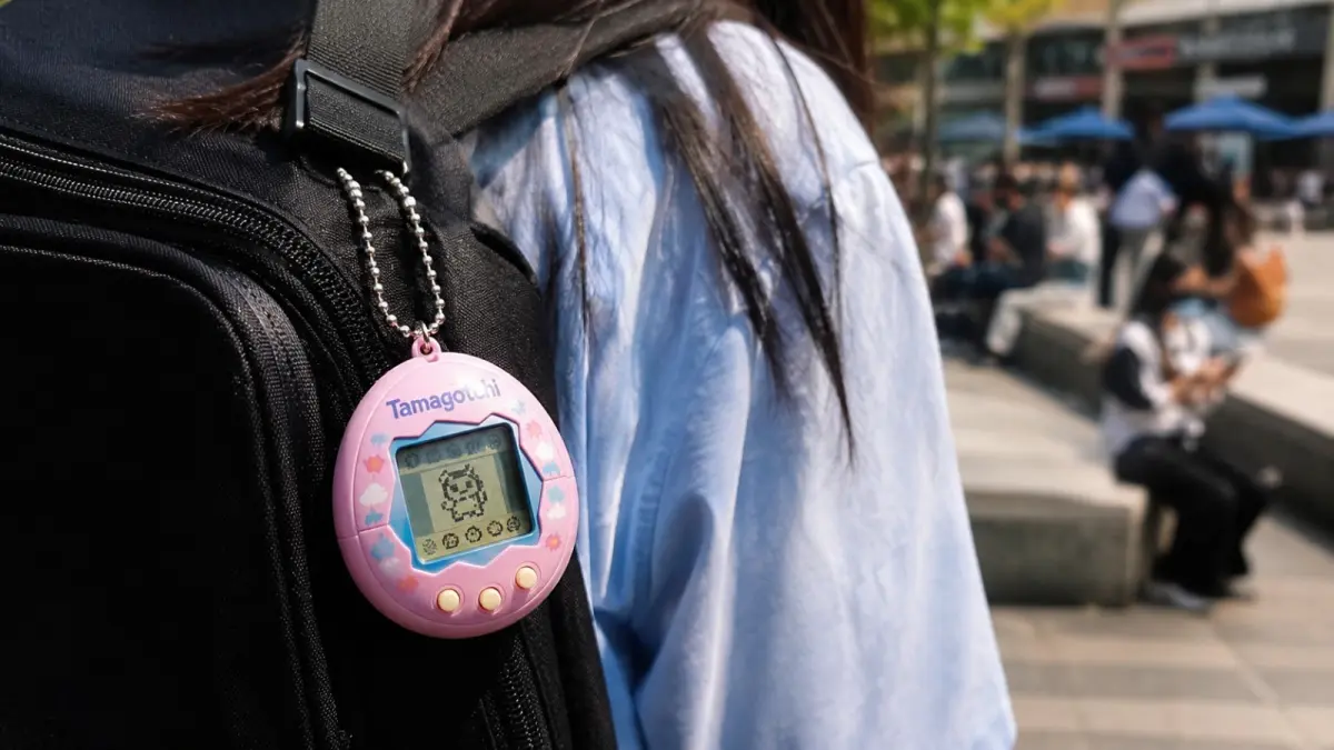 Tamagotchi kembali menjadi bagian dari tren hiburan dan gaya hidup anak muda. Perangkat peliharaan virtual ini memadukan nostalgia, estetika retro, dan pengalaman digital yang sederhana. (ChatGPT)