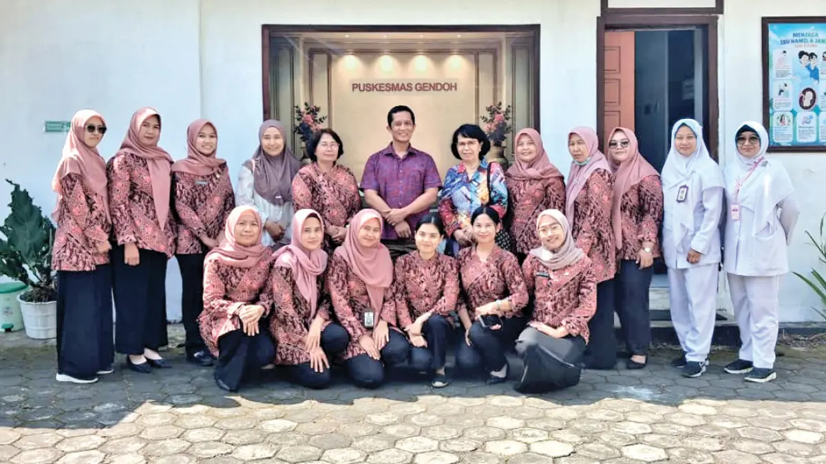 TINGKATKAN MUTU LAYANAN: Tim RS Al Huda usai melakukan pendampingan asuhan spesialistik di Puskesmas Gendoh, Kecamatan Sempu. (RS AL Huda for Radar Banyuwangi)