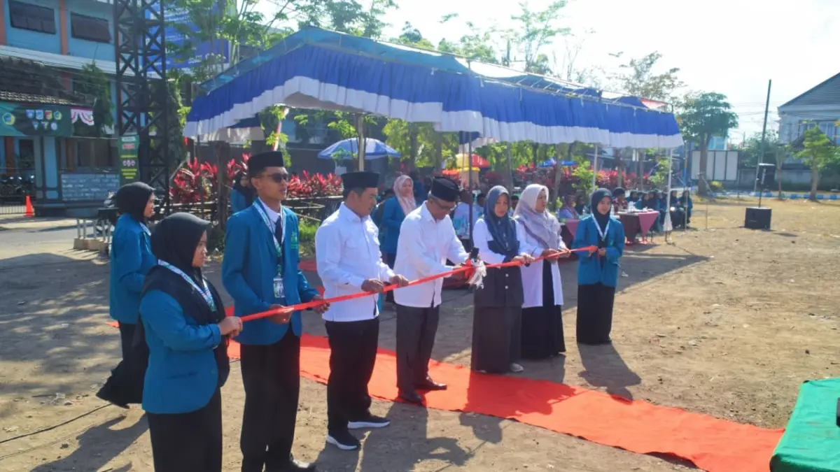 Warek 1 Drs. Eko Budiywono bersama Warek 2, Abdi Fauji Hadiono membuka Pekka Uimsya 2026 di lapangan Ponpes Darussalam Blokagung, Desa Karangdoro, Kecamatan Tegalsari. (FOTO: Zamrozi Wahyu/ Jawa Pos Radar Banyuwangi)