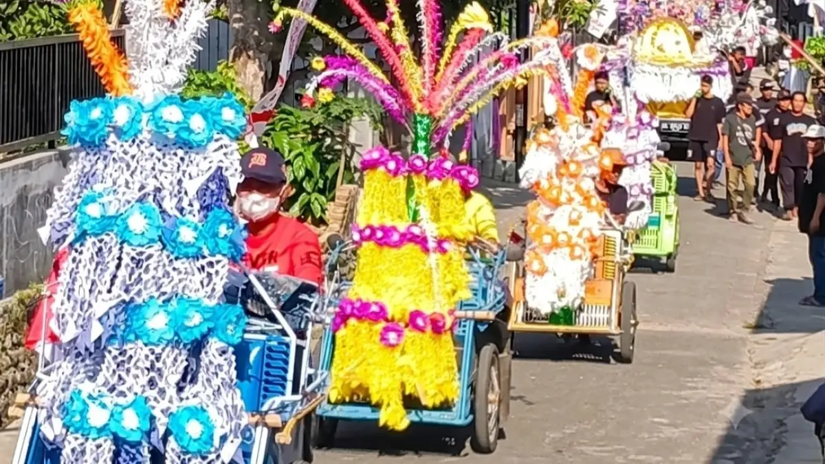 Warga Kampung Secawan, Desa Dadapan, Kecamatan Kabat, Banyuwangi, mengarak ribuan kembang endog dalam Festival Kembang Endog. (Toha/Radar Banyuwangi)