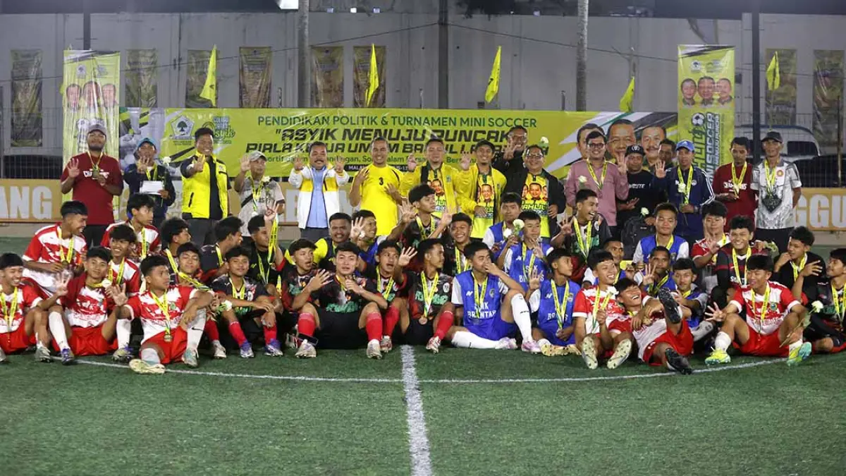 UTAMAKAN SPORTIVITAS: Pemain dari tiga tim teratas Turnamen Bahlil Mini Soccer Asyik Menuju Puncak Zona Malang foto bersama pengurus DPD Partai Golkar di Malang Raya dan DPD Partai Golkar Jatim, Selasa malam (1/9). Zona Madiun bakal dimulai hari ini (3/9) di Gontor Mini Soccer, Ponorogo. (DARMONO/JAWA POS RADAR MALANG)