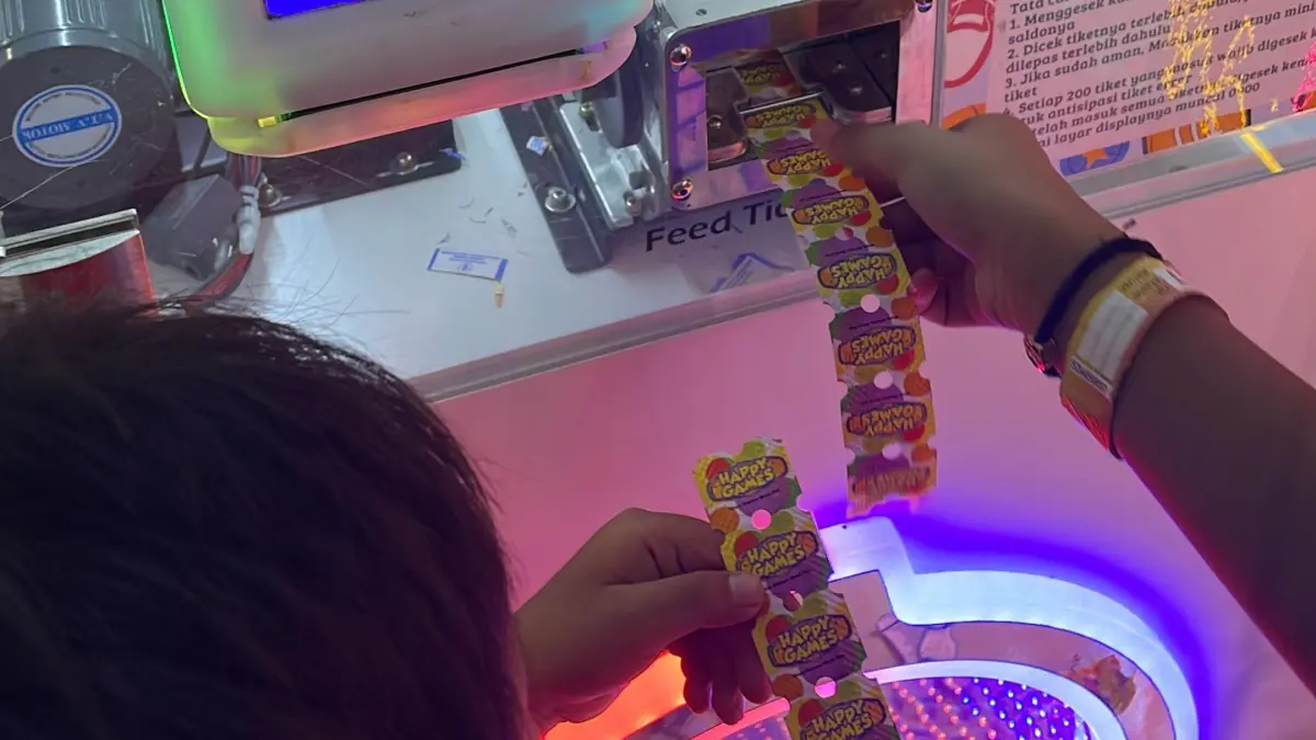 Area penukaran hadiah menjadi tujuan berikutnya setelah pengunjung mengumpulkan tiket dari permainan yang dicoba. (Desi untuk Radar Banyuwangi)