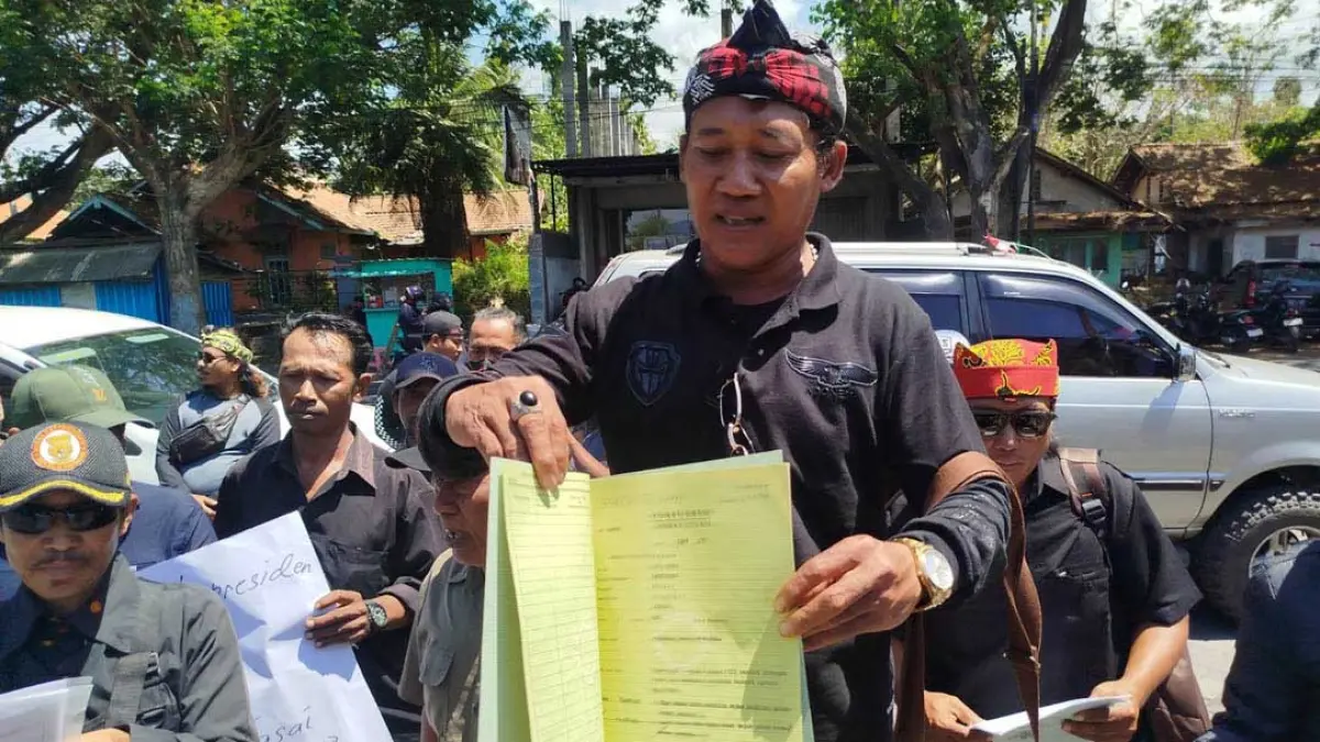 BAWA SURAT: Beberapa warga berupaya menemui manajemen pengelola Terminal Elpiji Bosowa 19 Agustus 2026 lalu untuk menyelesaikan persoalan sengketa tanah. (Fredy Rizki/Radar Banyuwangi)