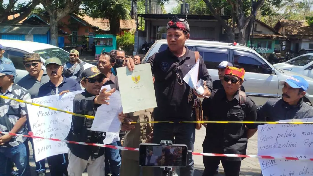 BAWA SURAT TANAH: Beberapa warga berupaya menemui manajemen pengelola Terminal Elpiji Bosowa 19 Agustus 2026 lalu untuk menyelesaikan persoalan sengketa tanah. (Fredy Rizki/Radar Banyuwangi)