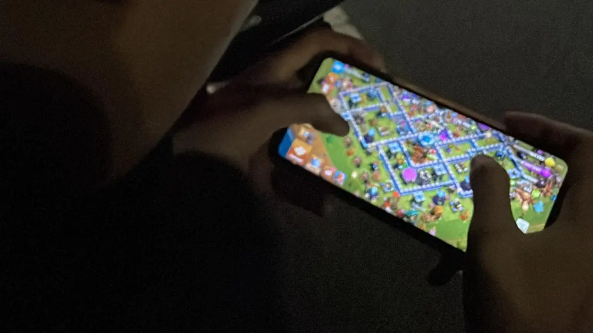 Bermain game dapat menjadi hiburan di waktu luang. Durasi bermain perlu diatur agar tidak menggeser waktu belajar, tidur, dan aktivitas sehari-hari. (Desi untuk Radar Banyuwangi)