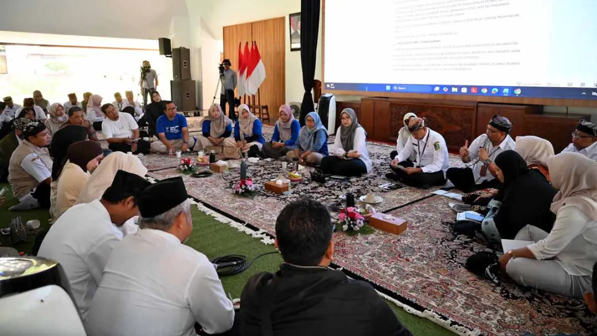 Bupati Ipuk Fiestiandani berbincang bersama lintas elemen membahas berbagai persoalan tentang pendidikan di pendapa Sabha Swagata Blambangan, Rabu (2/9). (Ramada Kusuma/Radar Banyuwangi)