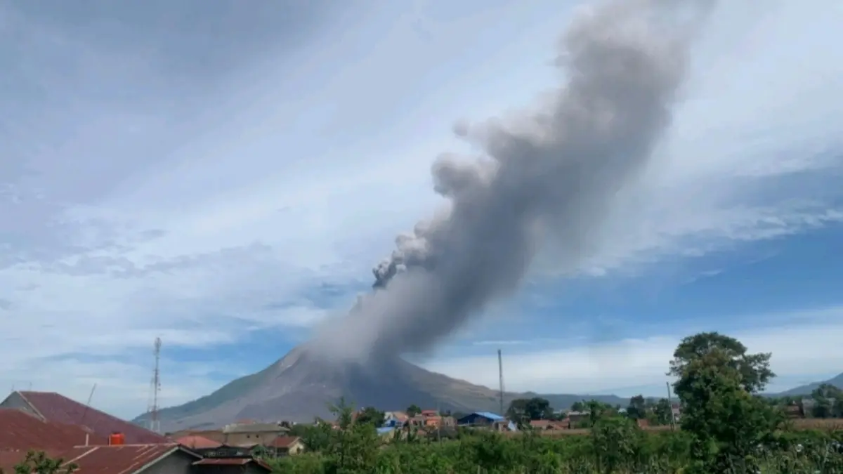 Gunung Sinabung di Kabupaten Karo, Sumatera Utara, mengalami peningkatan aktivitas vulkanik hingga status Level III atau Siaga. KAI memastikan erupsi tersebut belum mengganggu perjalanan kereta api di wilayah Sumatera Utara. (Antara)