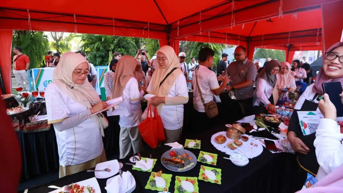 Juri melakukan penilaian menu makanan berbahan udang dalam rangkaian Shrimp Fiesta 2026 di arena CFD Jalan Ahmad Yani Banyuwangi pada Minggu (30/8). (Ramada Kusuma/Radar Banyuwangi)