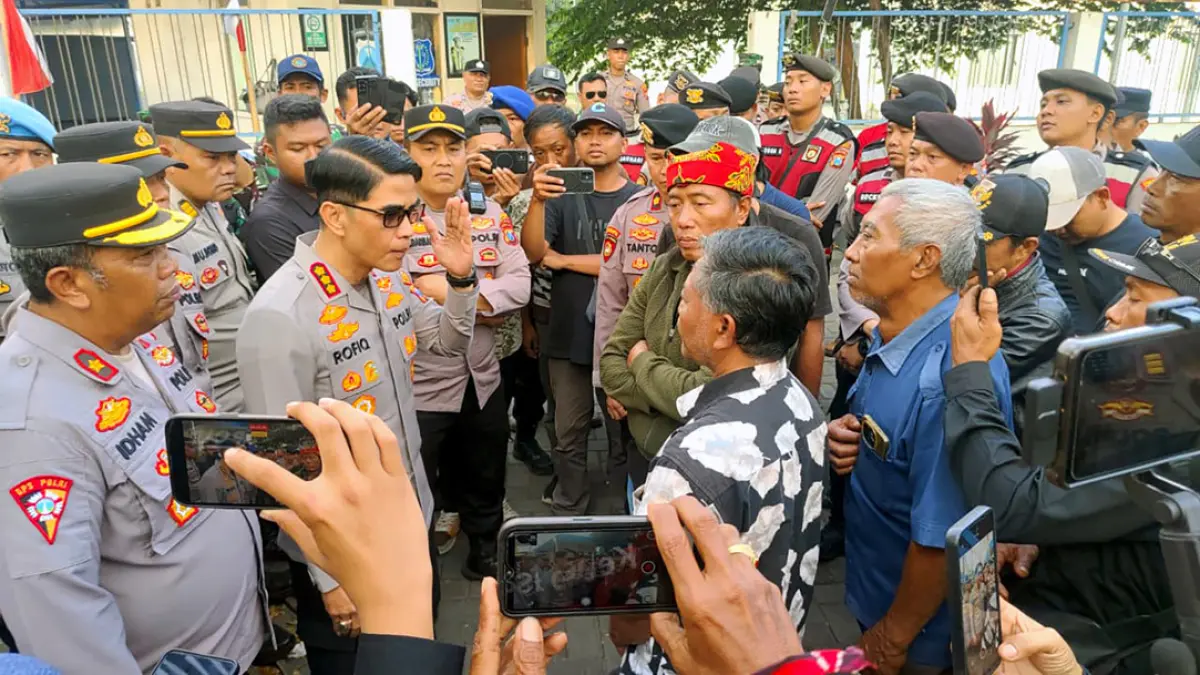Kapolresta Banyuwangi Kombespol Rofiq Ripto Himawan didampingi para perwira memberikan penjelasan kepada para pendemo yang memblokade jalan menuju Terminal Elpiji PT MMP di Bulusan, Kalipuro Selasa sore (1/9). (Ramada Kusuma/Radar Banyuwangi)