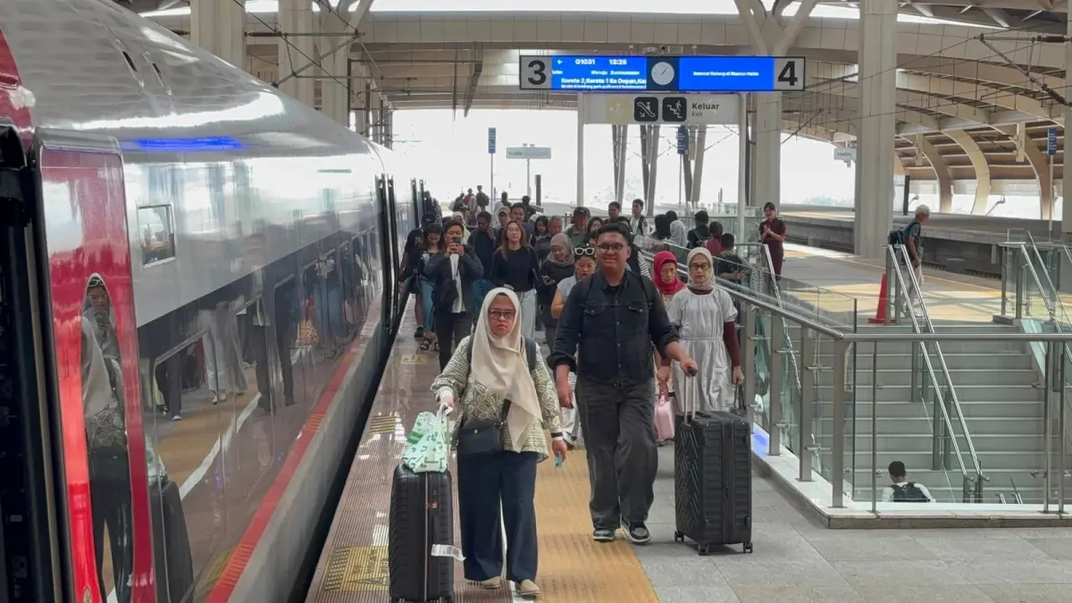 Kereta api melayani perjalanan antarkota. KAI menawarkan diskon tiket hingga 30 persen selama KAI Expo 2026 bagi pelanggan yang memenuhi ketentuan periode pembelian dan keberangkatan. (KCIC)
