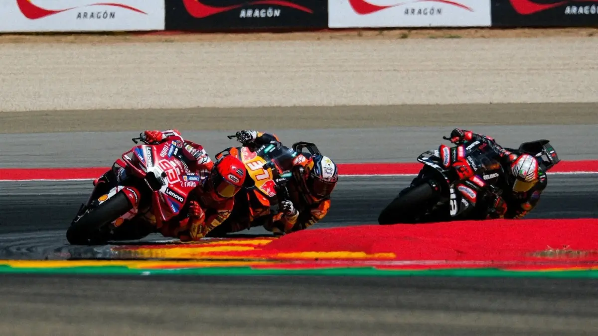 Marc Marquez, Pedro Acosta, dan Marco Bezzecchi bersaing ketat pada main race MotoGP Aragon 2026. (MotoGP)