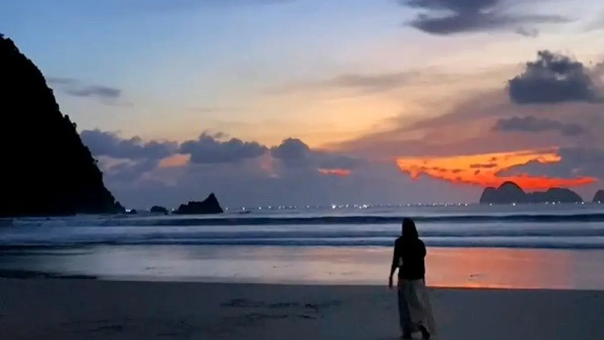Panorama Pulau Merah Banyuwangi saat sore menjelang matahari terbenam. Bukit khas di dekat pantai menjadi salah satu elemen lanskap yang menarik dinikmati dari kawasan pesisir. (Rizkia untuk Radar Banyuwangi)