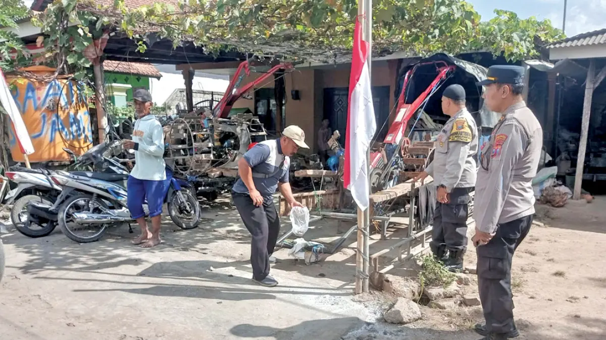 Petugas Polsek Muncar bersama pemerintah setempat mendatangi rumah ODGJ berinisial AR yang diduga telah membakar Al Qur’an, Rabu (2/9). Polsek Muncar for Radar Banyuwangi)