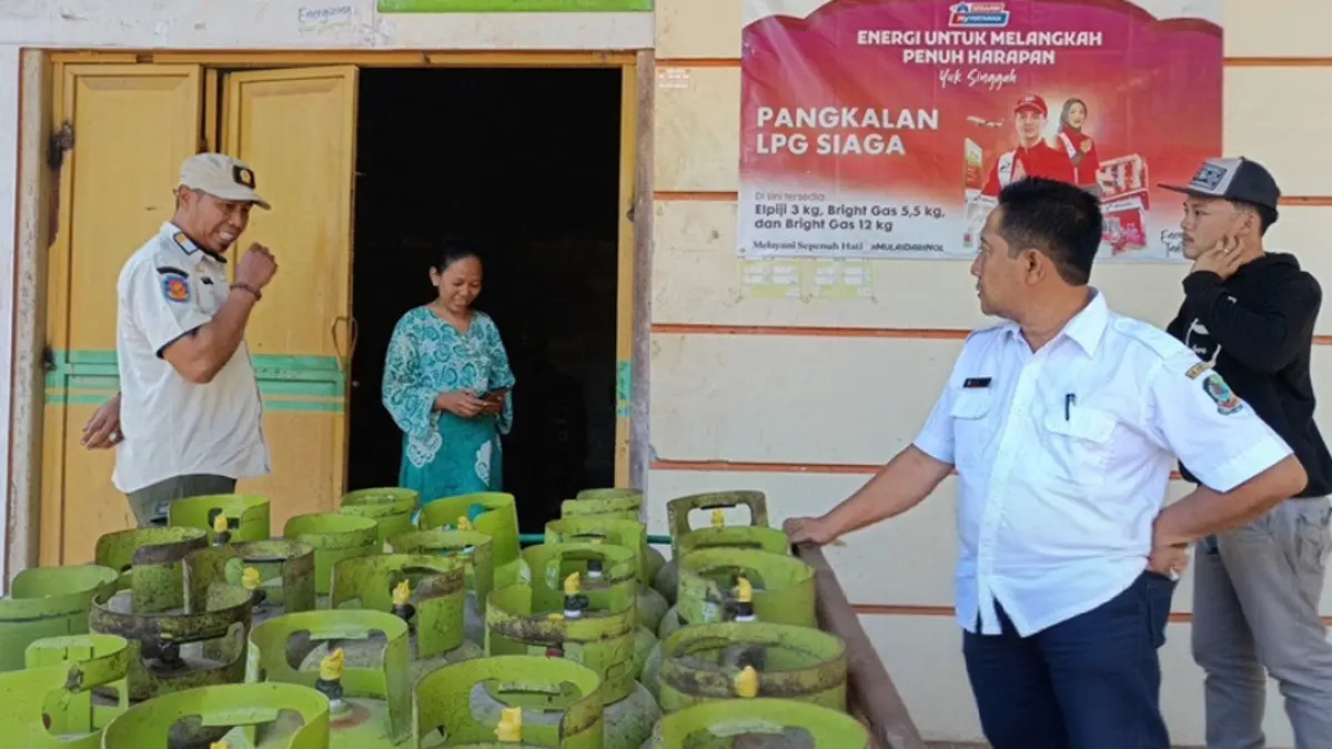 Petugas Trantibum Kecamatan Muncar meninjau distribusi gas elpiji di salah satu pangkalan di Desa Sumberberas, Rabu (2/9). Zamrozi Wahyu/Radar Banyuwangi)