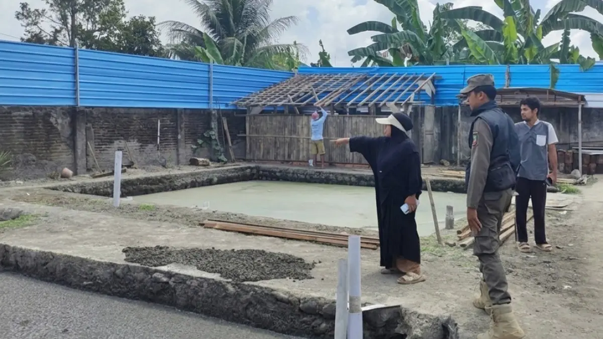 RESPONS KELUHAN: Anggota Satpol PP Sempu meninjau tempat usaha produksi tahu yang dikeluhkan menimbulkan bau di Dusun Tapaklembu, Desa Temuasri, Kecamatan Sempu, Rabu (2/9). (Yuda for Radar Banyuwangi)