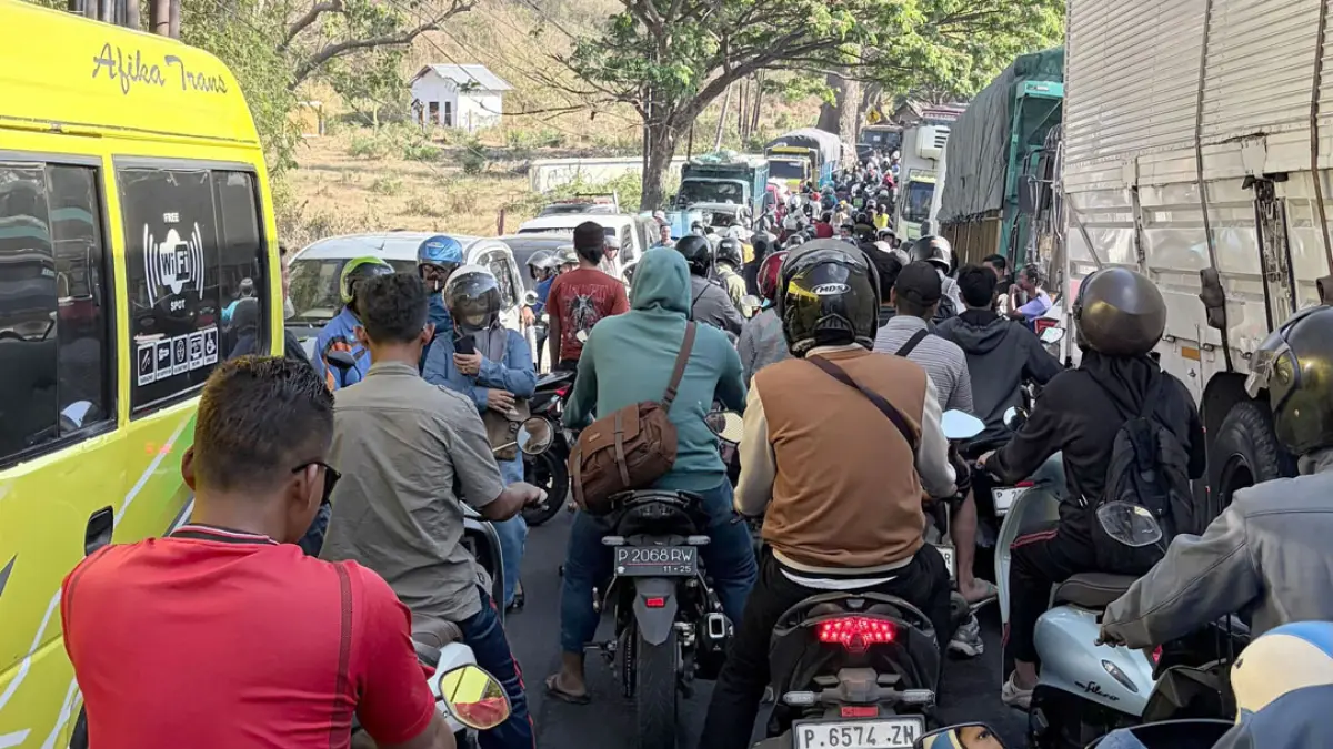 TAK BISA BERGERAK: Kendaraan roda empat dan rodak dua terjebak macet dari dua arah di sekitar Patung Gandrung, Watudodol pukul 07.30, Rabu (2/9). (Ramada Kusuma/Radar Banyuwangi)