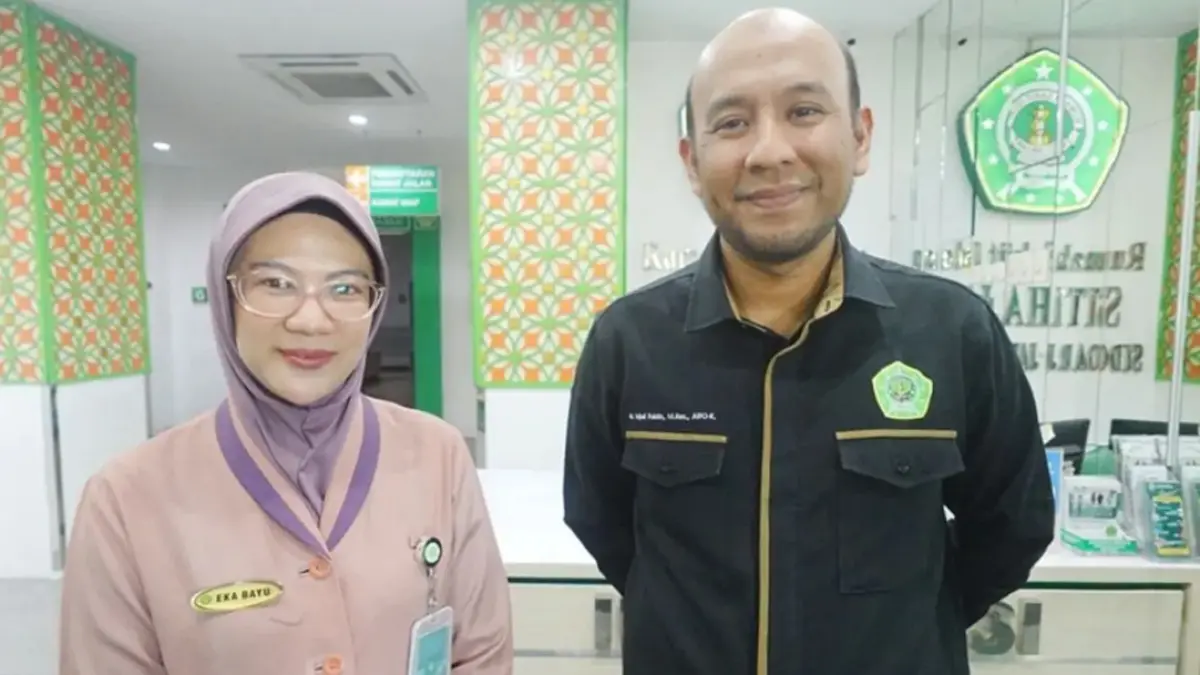Direktur Utama RS Siti Hajar Sidoarjo, dr. Iqbal Faizin, M.Kes, AIFO-K (kanan) menjelaskan perkembangan penanganan korban keracunan MBG di RS Siti Hajar. (Moch. Rizky Pratama Putra/JawaPos.com)