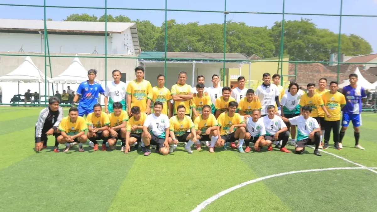 Gelaran Bahlil Mini Soccer Zona Madiun Raya dibuka dengan pertandingan eksebisi antara DPD Golkar se-Madiun Raya melawan DPC PKB Ponorogo yang dimenangkan oleh Golkar dengan skor 3-2. (Bagas Bimantara/Radar Madiun)