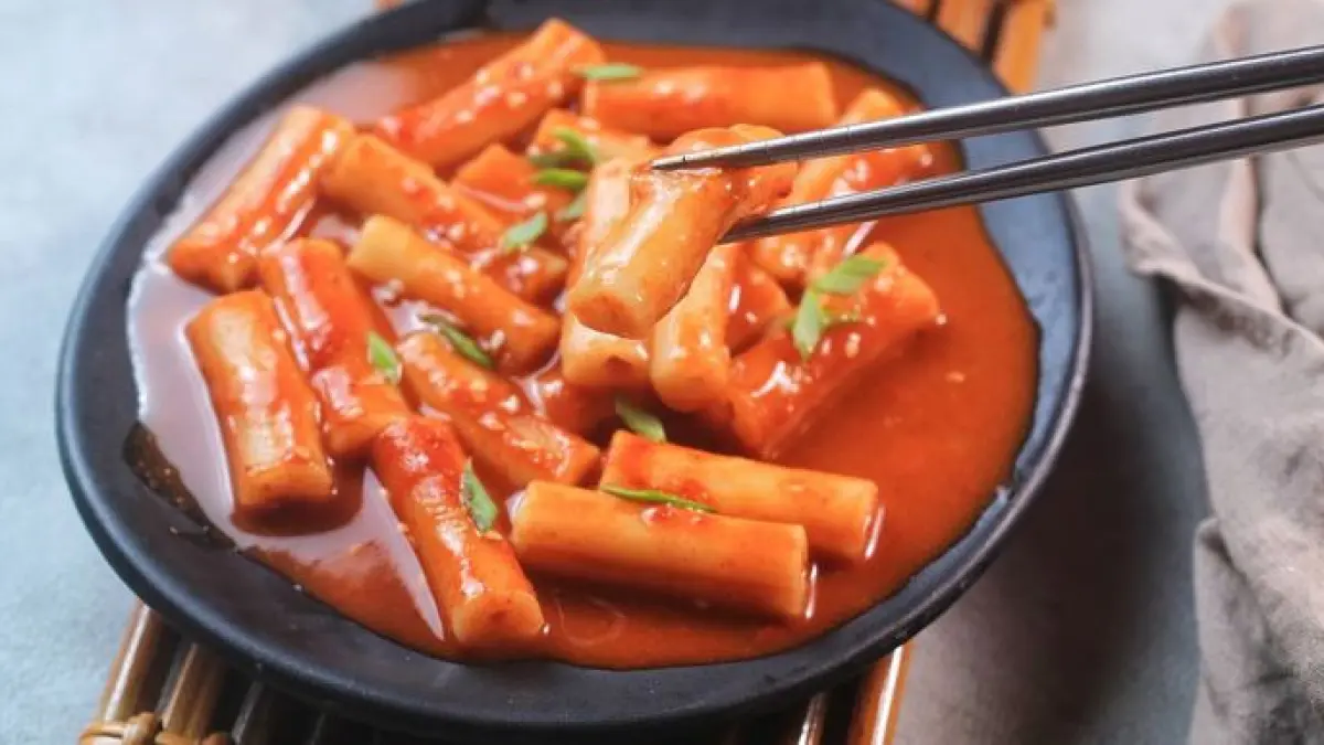 Ilustrasi tteokbokki. (Radar Malang)
