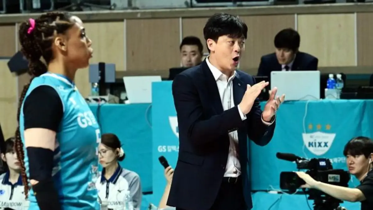 JUARA BERTAHAN: Lee Young-taek dan Giselle Silva dalam satu pertandingan GS Caltex di Liga Voli Korea 2025-2026. (KOVO.CO.KR)