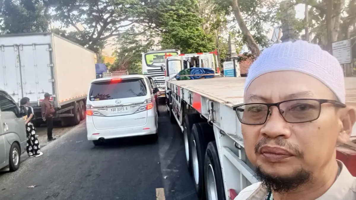 MACET DUA ARAH: Kholid Mawardi terjebak macet di kawasan Bangsring. Sedianya dia pulang dari rumah mertuanya di Desa Alasbuluh menuju tempat tinggalnya di Graha Blambangan, Glagah. (Kholid Mawardi for Radar Banyuwangi)