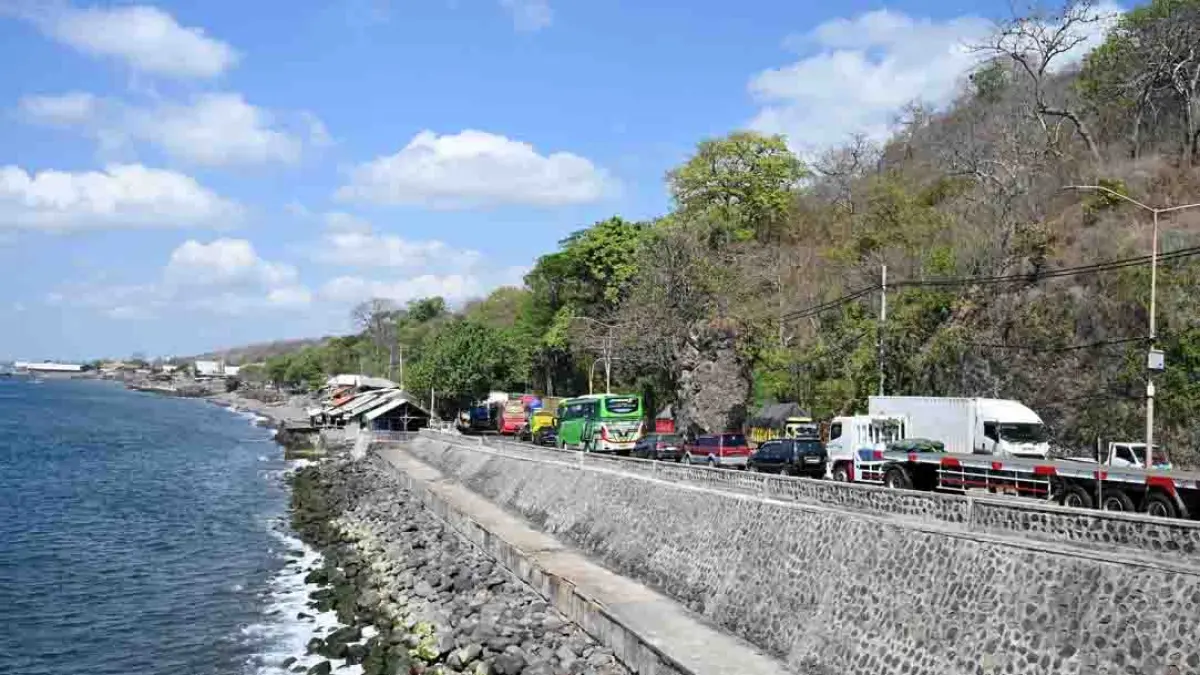MACET PARAH: Kendaraan besar terjebak macet di dekat patung Gandrung, Watudodol. Butuh waktu berjam-jam untuk bisa sampai di Pelabuhan Ketapang. (Ramada Kusuma/Radar Banyuwangi)