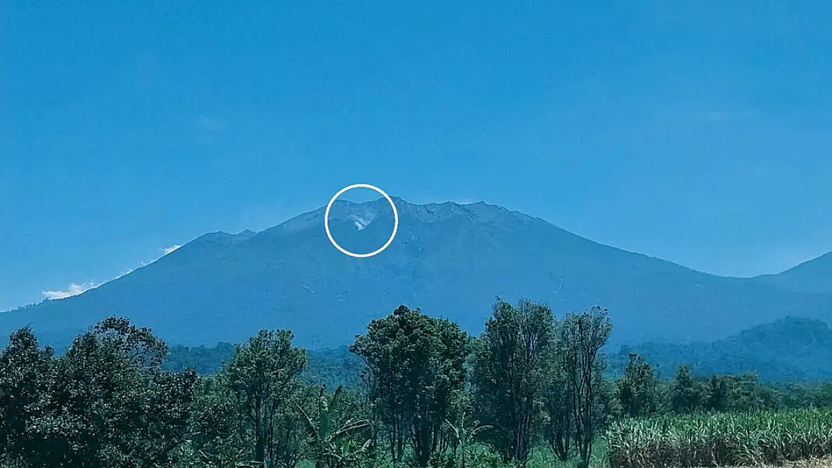 MUNCUL LAGI: Pantauan visual kepulan asap di bagian selatan puncak Gunung Raung, Kamis (3/9). (Agung for Radar Banyuwangi)