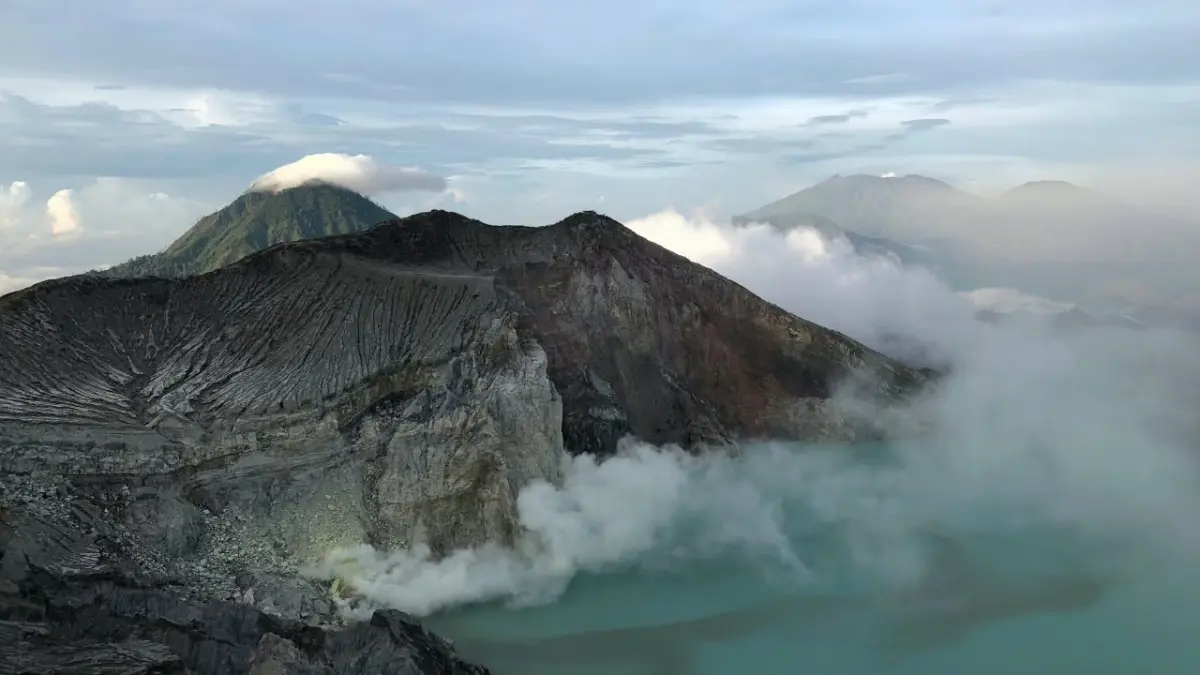Panorama Kawah Ijen menjadi salah satu pilihan wisata bagi warga Banyuwangi yang ingin menikmati akhir pekan tanpa harus bepergian ke luar daerah. (Pexels/Iwak Mangar)
