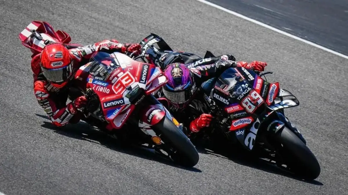Pebalap MotoGP, Marc Marquez (kiri) dan Jorge Martin (kanan), menikung dengan sudut kemiringan ekstrem. Grip ban, posisi tubuh, pengereman dan kontrol gas menentukan kemampuan mempertahankan kecepatan. (MotoGP)