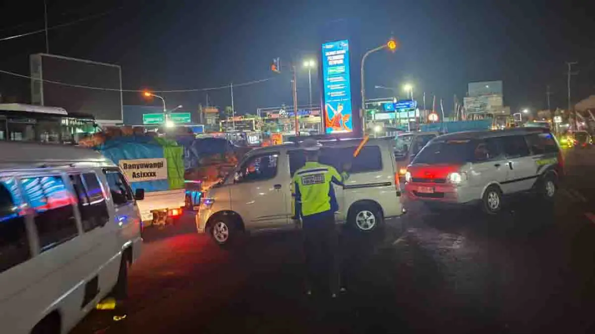Satlantas Polresta Banyuwangi mengalihkan kendaraan pribadi dan bus ke jalur lingkar serta mengarahkan truk dari Surabaya melalui Dermaga Bulusan. (Irvin for Radar Banyuwangi)