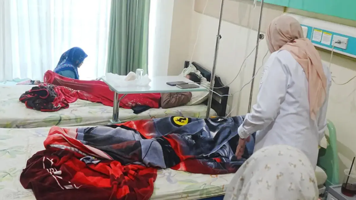 Sejumlah santri Ponpes Manba’ul Hikam menjalani perawatan di RS Siti Hajar Sidoarjo setelah diduga mengalami keracunan menu MBG. (Moch. Rizky Pratama Putra/JawaPos.com)