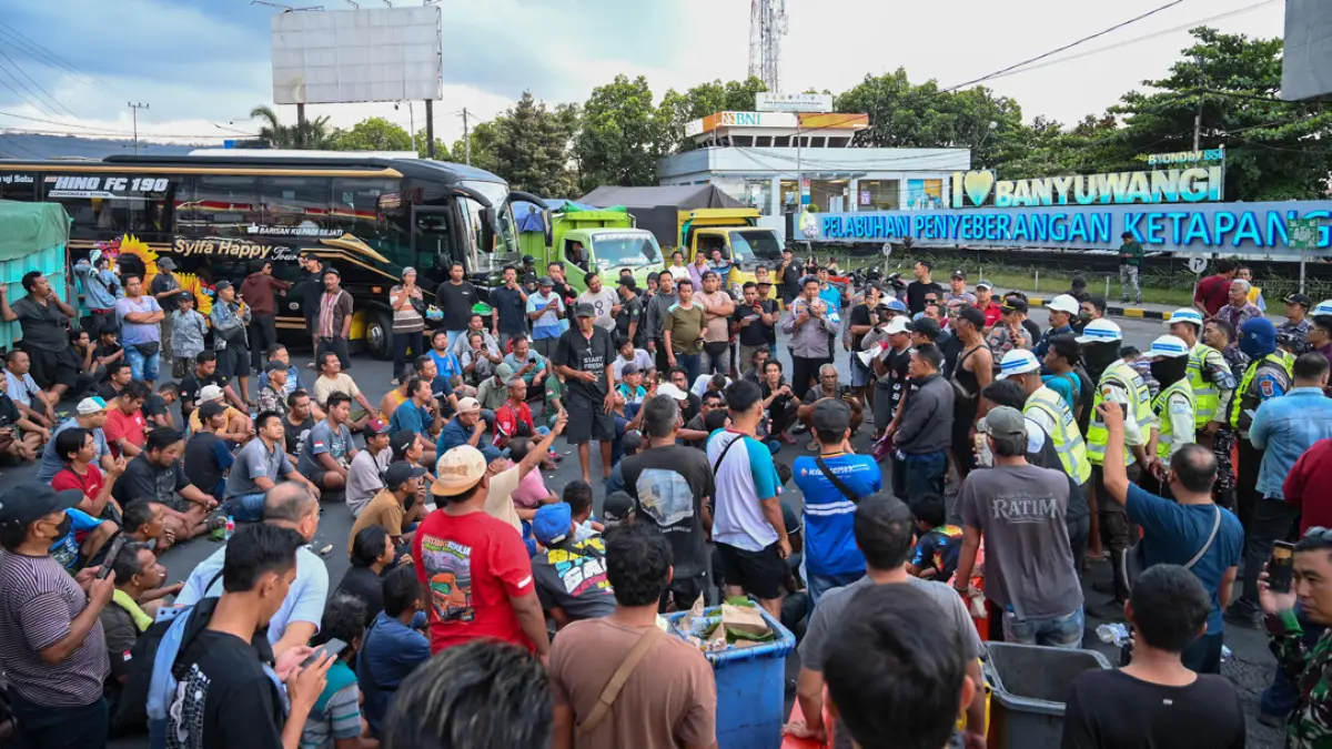 Sopir truk melakukan aksi unjukrasa di dekat pintu masuk Pelabuhan Ketapang, Kamis sore (4/9). Pemicunya, sudah berhari-hari mereka tidak bisa masuk pelabuhan. (Ramada Kusuma/Radar Banyuwangi)