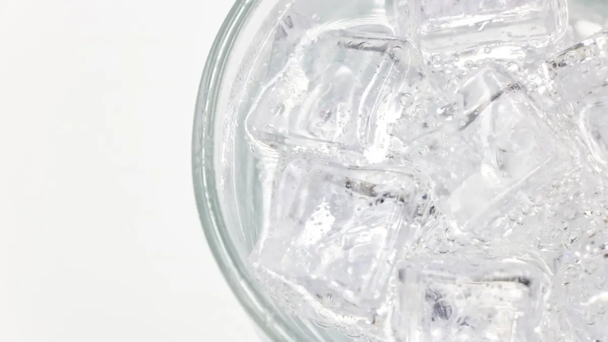 Air putih dingin tidak mengandung kalori. Suhu air bukan faktor utama yang menyebabkan kenaikan berat badan atau penumpukan lemak. (Pexels/Srattha Nualsate)