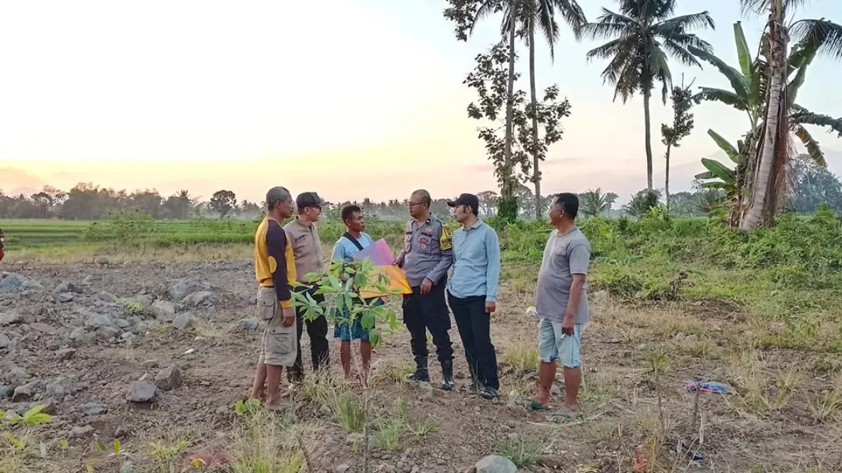 DIALOGIS: Polisi memberikan sosialisasi kepada para penghobi layang-layang di kawasan Terminal Wiroguno di Dusun Curahketangi Timur, Desa Setail, Kecamatan Genteng, Jumat sore (4/9). (ADI for Radar Banyuwangi)