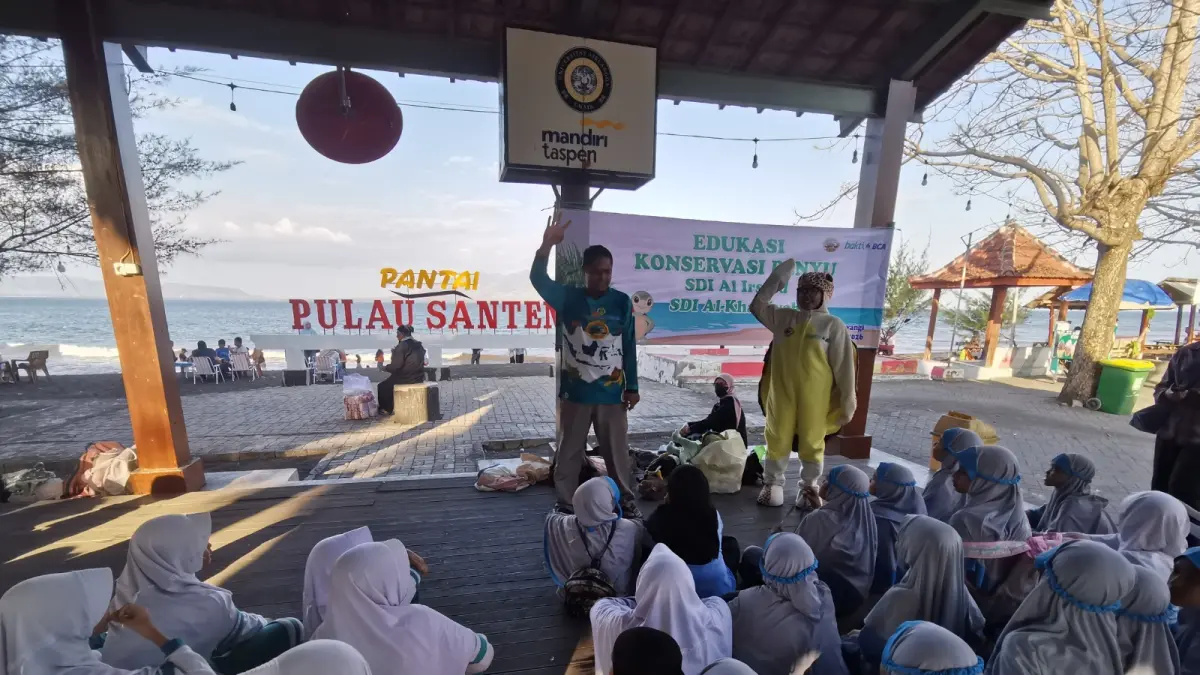 EDUKASI : Relawan BSTF menyampaikan materi seputar jenis Penyu, makanan, predator hingga pesan tidak boleh membuang sampah sembarangan. Terutama membuang sampah plastik ke laut. (Wiyanto untuk RadarBanyuwangi.id)