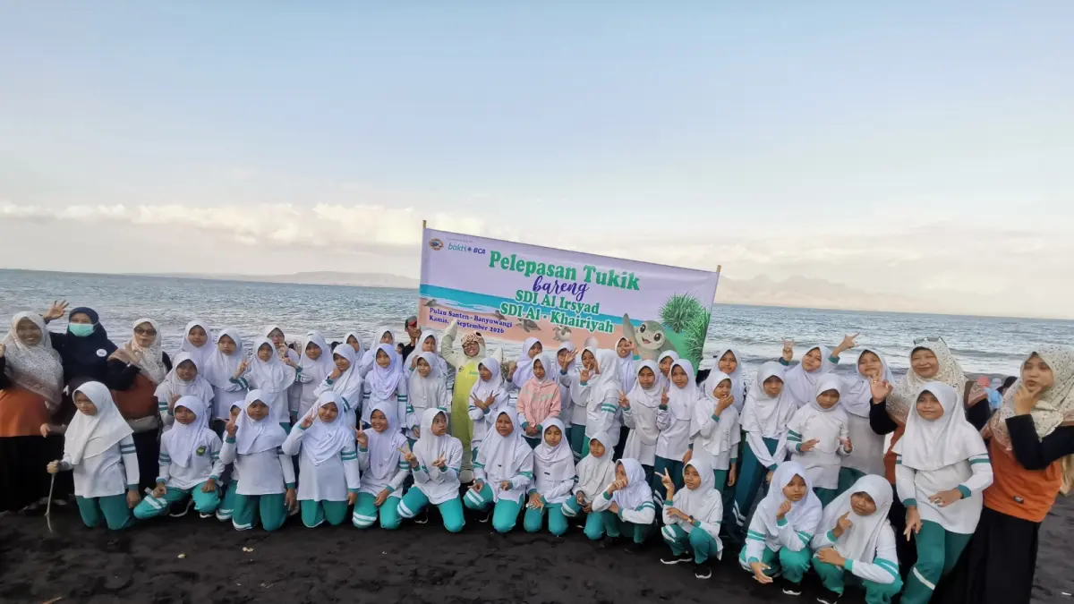 GAYA BEBAS : Guru bersama 50 siswi SDI Al Khairiyah sesaat setelah pelepasan Tukik bersama Bhakti BCA pada Kamis (3/9/2026) di Pantai Pulau Santen. (Wiyanto untuk RadarBanyuwangi.id)