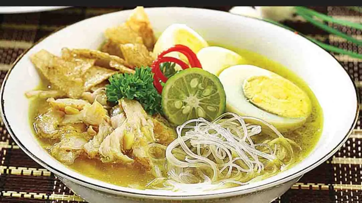 Ilustrasi sajian soto ayam Surabaya di Banyuwangi. (DITE SUHENDRA/JAWA POS)
