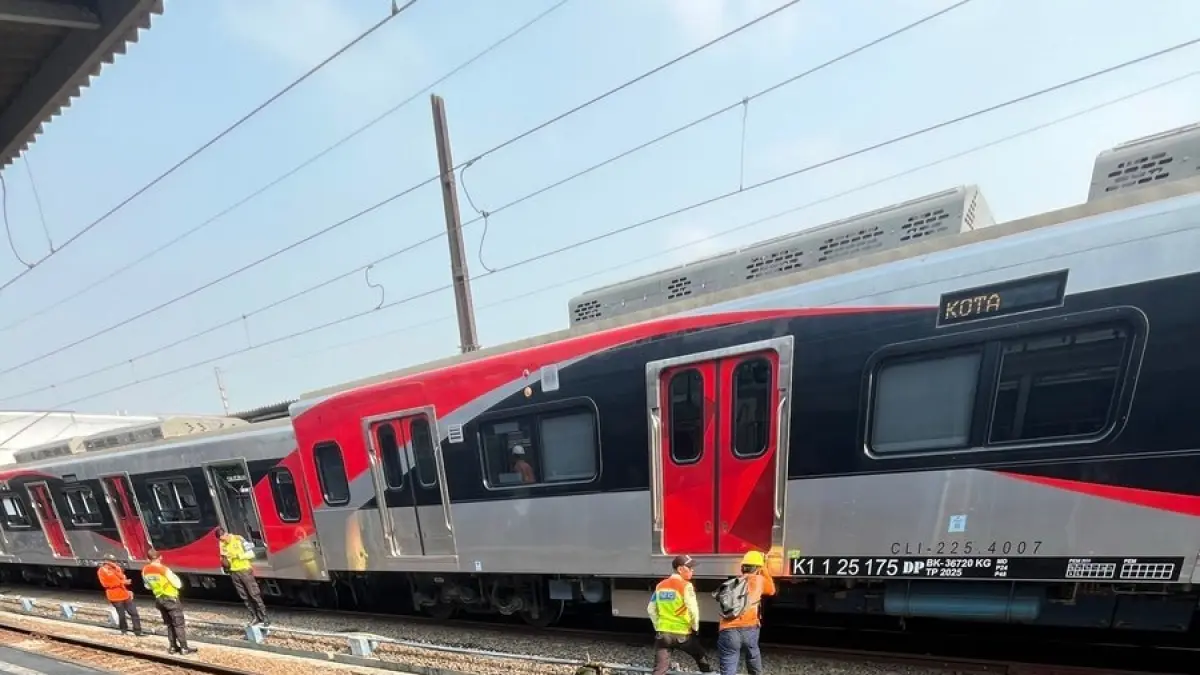 Informasi awal mencatat KA 1200 Commuter Line Bogor mengalami insiden di jalur 9 emplasemen Stasiun Jakarta Kota sekitar pukul 08.32 WIB, Jumat (4/9). (Istimewa)