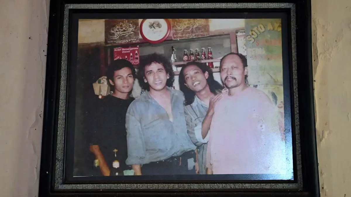 Iwan Fals muda pernah mencicipi Soto Surabaya yang ada di Banyuwangi. (Ramada Kusuma/Radar Banyuwangi)