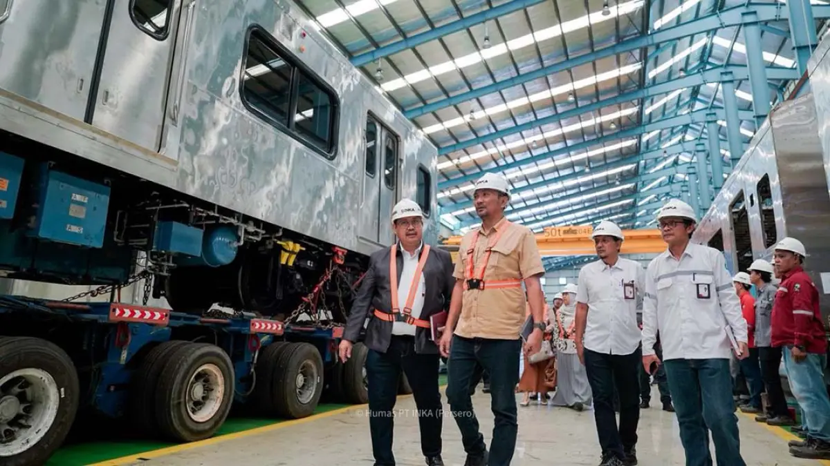 Ketua DPRD Banyuwangi I Made Cahyana Negara saat meninjau pabrik PT Inka Banyuwangi di Kecamatan Kalipuro, Jumat (4/9). (Humas PT Inka)